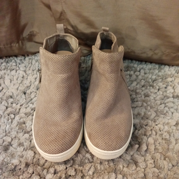 torrid Shoes - Women's Torrid Gray Faux Suede Ankle Crop Booties Size 7.5 WW